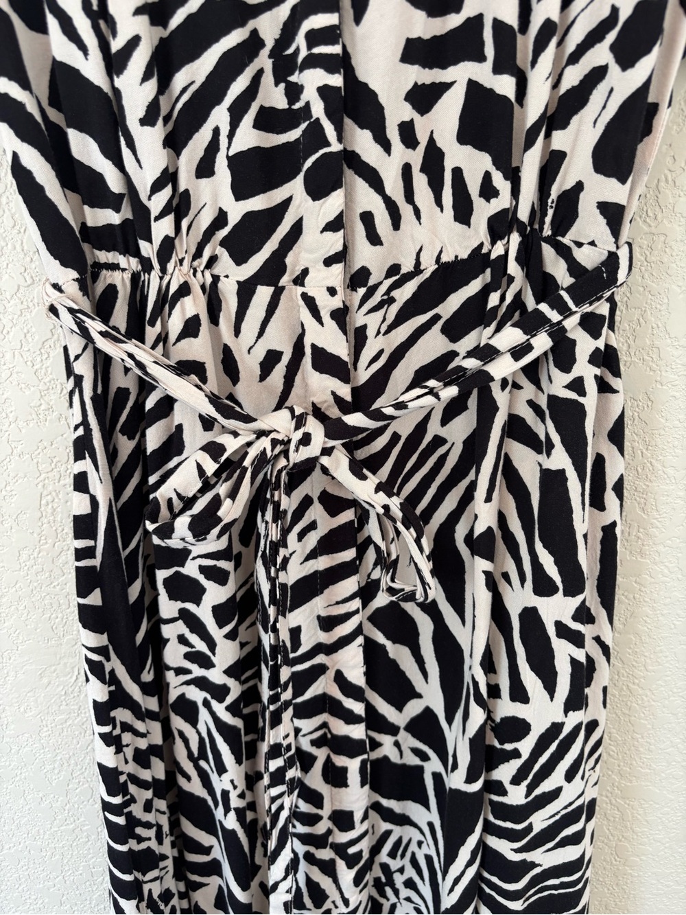 H&M beige and black abstract pattern maxi dress with tie waist, size S - Picture 6 of 8